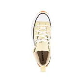 Championes Converse Run Star Hike Hi color amarillo pastel con plataforma blanca y suela de goma marrón con diseño dentado.