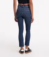 Pantalón cigarrete de jean azul oscuro con bolsillos, trabillas en la cintura y corte ajustado al tobillo.