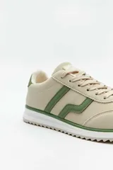 Championes deportivos Paddock Dragonette, color beige con detalles en marrón y cordones blancos.