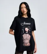 Remera negra de algodón con cuello redondo, manga corta y estampado frontal fotográfico de Jennie con la inscripción superior.