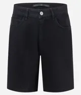 Bermuda slim de sarga color negro para hombre, de corte ajustado, con cierre de botón y cremallera, y bolsillos funcionales.