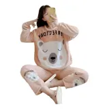 Conjunto de pijama de dos piezas confeccionado en tela de plush suave y abrigada. Incluye una remera de manga larga con diseño estampado de Totoro y pantalón largo a juego con puños en contraste.