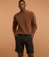 Bermuda recta de lino y algodón color verde oscuro, con trabillas, cierre tradicional y bolsillos.