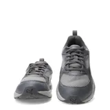 Championes Puma Milenio Tech Lt de color gris, con diseño de inspiración retro, parte superior de malla transpirable y detalles superpuestos en material sintético con la característica franja lateral de la marca en tono plateado. Cuenta con cordones grises y suela de goma amortiguada.