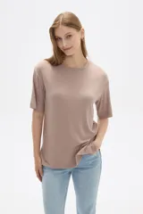 Remera color tostado de viscosa con textura acanalada, manga corta, corte holgado y cuello redondo.