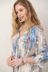 Camisa estampada de algodón y lino, con cuello en V, mangas anchas y puños con elástico.