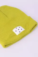 Gorro de lana color lila con etiqueta cuadrada blanca con diseño de triángulos negros.