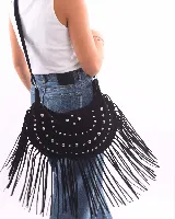 Bolso de hombro estilo boho confeccionado en gamuza color bordó. Presenta un diseño semicircular decorado con tachas metálicas plateadas dispuestas en líneas curvas y flecos largos en todo el borde inferior. Cuenta con cierre superior y correa ajustable para llevar al hombro.