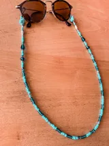 Correa para lentes con cuentas de piedra turquesa, cuentas plateadas y cuentas de vidrio azul.