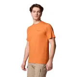 Remera de manga corta Columbia, color naranja, con cuello redondo y logo de la marca estampado en el pecho. Confeccionada con tecnología Omni-Shade UPF 50 y Omni-Wick para protección solar y evaporación de humedad.