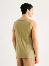 Musculosa de hombre color beige, de corte clásico y sin mangas, con pequeño estampado tipográfico en el pecho.