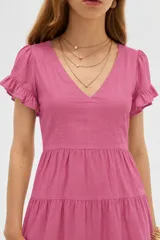 Vestido corto de viscosa color verde, con escote en V, mangas cortas con volados y diseño escalonado en la falda.