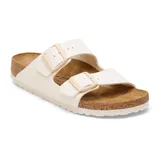 Sandalias Birkenstock Arizona Birko-Flor color hueso, con dos correas ajustables con hebillas y plantilla anatómica de corcho y látex.