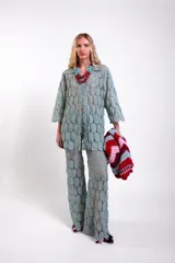 Pantalón evasé de algodón con diseño calado de círculos, cintura elástica con cierre y corte amplio.
