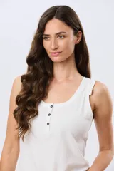 Musculosa azul marino con escote redondo y tirantes decorados con volados fruncidos.