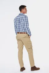 Pantalón cargo gris oscuro de gabardina con bolsillos laterales con fuelle y solapa.