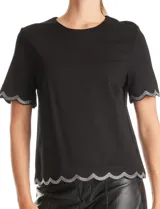 Blusa negra de crepe con cuello redondo y mangas cortas. Presenta terminaciones onduladas en mangas y ruedo, decoradas con una cinta de strass brillante. Cuenta con cierre invisible en la espalda.