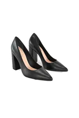 Zapatos de tacón alto, tipo stiletto, color negro. Fabricados en cuero liso, con punta afilada y tacón bloque texturizado.