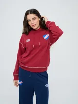 Canguro deportivo Umbro del Club Nacional de Football, color bordó, con capucha ajustable con cordón, bolsillo tipo canguro y costuras visibles en contraste. Presenta el logo de Umbro y el escudo del club bordados en el frente.