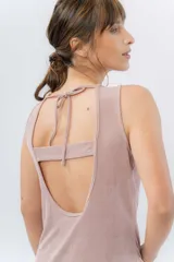 Top sin mangas de lino metalizado con acabado brillante, escote cerrado y espalda abierta con lazo ajustable.