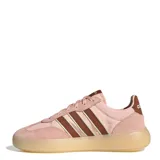 Championes urbanos Adidas modelo Barreda Decode, color rosado con detalles en marrón bronce. Presentan una combinación de texturas en gamuza y material sintético, con las icónicas tres tiras laterales y suela de goma translúcida.