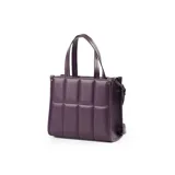 Cartera tote chica color púrpura, con diseño acolchado y logo metálico XL al frente. Tiene doble asa corta y correa larga regulable.