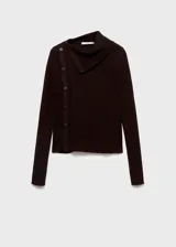 Sweater de punto fino color marrón chocolate, con cuello asimétrico, cierre lateral con botones y manga larga.