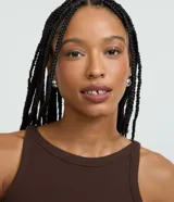 Musculosa básica femenina color marrón oscuro, confeccionada en malla rib de algodón con textura acanalada y cuello redondo.