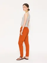 Pantalón babucha color borgoña, confeccionado en algodón liviano. Presenta cintura elastizada con cordón ajustable, bolsillos laterales y botamangas levemente entalladas.