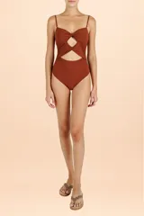 Traje de baño enterizo color terracota con diseño strapless, detalle de nudos frontales y aberturas cut-out en el torso. Incluye breteles finos ajustables.