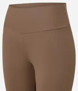 Legging deportiva de tiro alto confeccionada en microfibra acanalada, con diseño ajustado y textura acanalada.