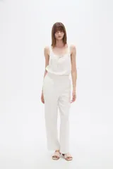 Pantalon de viscosa color blanco, de corte recto, con bolsillos laterales y cintura elástica con cordón ajustable.