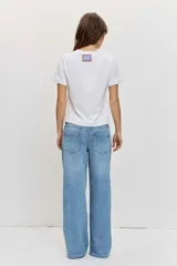 Pantalón de jean de corte regular y pierna ancha, en color celeste con lavado clásico, tiro medio y diseño de cinco bolsillos.