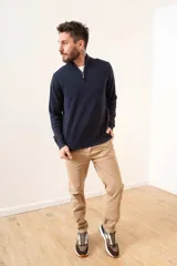 Pantalón chino color beige de corte recto.