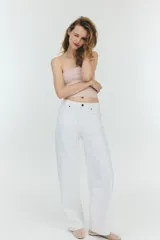 Top strapless de punto acanalado, color beige claro, con forro parcial.