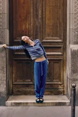 Pantalón largo recto color azul con efecto lavado, tiro medio y cintura elástica ajustable con cordón. Cuenta con bolsillos laterales ocultos.