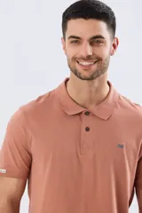 Remera polo de manga corta en color azul melange, con cuello camisero, cierre frontal de dos botones y pequeño bordado en el pecho.