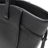 Cartera grande negra de PU (cuero sintético) con doble asa, cierre superior y forro interior textil. Incluye bolsillo interno con cierre y cintas laterales para ajustar el tamaño.