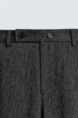 Pantalón de corte carrot fit confeccionado en tejido con mezcla de viscosa. Presenta bolsillos frontales, bolsillos traseros de vivo y cierre frontal con cremallera y botones.
