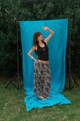 Babucha negra de viscosa con cintura elástica y corte holgado.