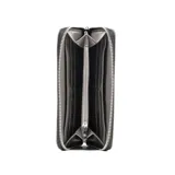 Billetera gris de símil cuero con cierre y múltiples compartimentos internos.