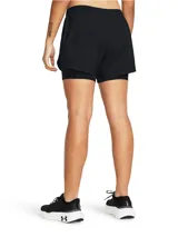 Shorts deportivos Under Armour Fly By 2in1 de color negro, con diseño de doble capa que incluye un pantalón corto exterior ligero y calza de compresión interior. Presenta cintura elástica con cordón ajustable y el logo reflectante de la marca en la pierna.