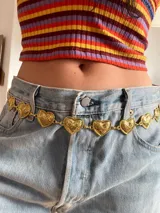 Cadena dorada para la cintura con eslabones en forma de corazón con diseño floral.