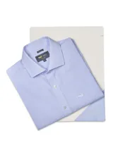 Camisa de manga larga para hombre, marca RKF línea Cityscape, en color celeste con un patrón de rayas verticales muy finas. Presenta un corte regular fit, cuello clásico, cierre frontal con botones blancos y un bolsillo en el pecho con el logo de la marca bordado.
