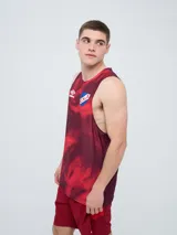 Musculosa deportiva Umbro del Club Nacional de Football, modelo Press para hombre. Diseño sin mangas en tonos azules con estampado abstracto, con el logo de la marca en el pecho derecho y el escudo del club en el izquierdo.