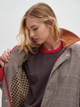 Trench oversize de lana a cuadros con cuello, puños y bolsillos de pana verde.