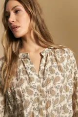 Camisa de manga larga con cuello redondo fruncido y estampado paisley en tonos azul marino, beige y mostaza.