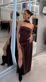 Vestido largo color marrón chocolate, con diseño halter, espalda descubierta con tiras cruzadas estilo corsé y falda larga con vuelo.
