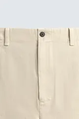 Pantalón chino regular fit de color negro, confeccionado en tejido de algodón. Cuenta con bolsillos frontales, detalle de bolsillo cerillero, bolsillos traseros de doble vivo y cierre frontal con cremallera y botón.