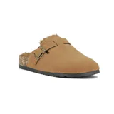 Zueco casual color marrón con interior forrado en corderito sintético. Presenta una hebilla metálica lateral ajustable, suela con detalle de corcho y base de goma antideslizante.